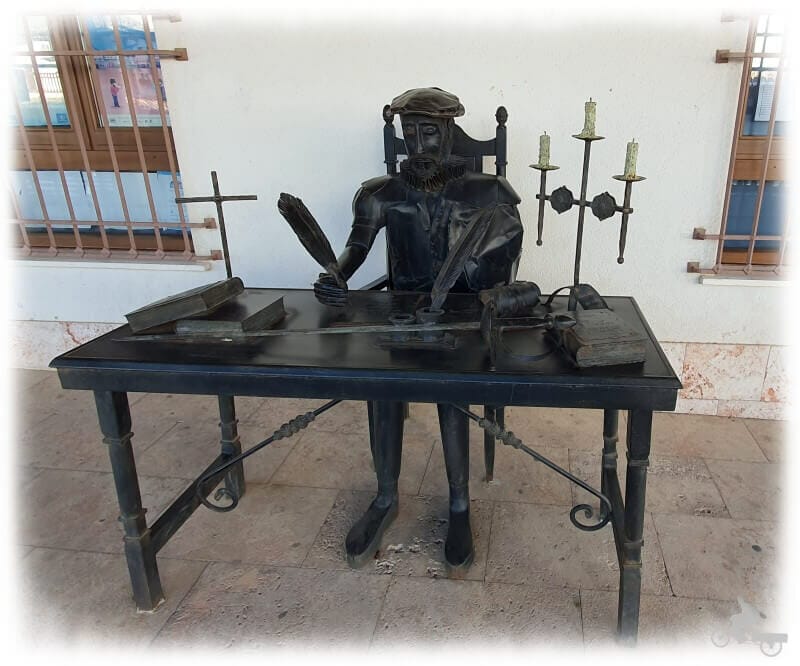 estatua de cervantes en pueblo de la Mancha