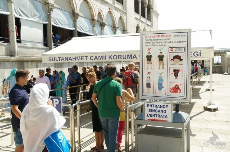 Entrada a la mezquita Azul de Estambul