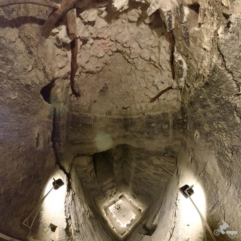 Interior de la pirámide escalonada