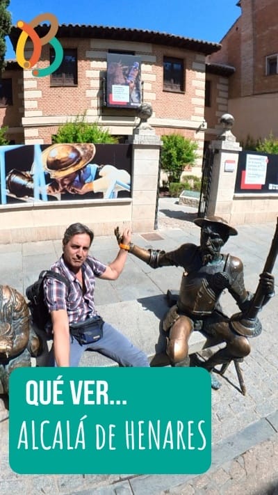 Héctor de Mi baúl de blogs con la estatua de Don Quijote en alcalá de Henares