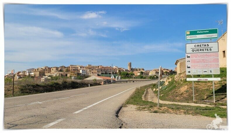 Carretera de entrada a Cretas