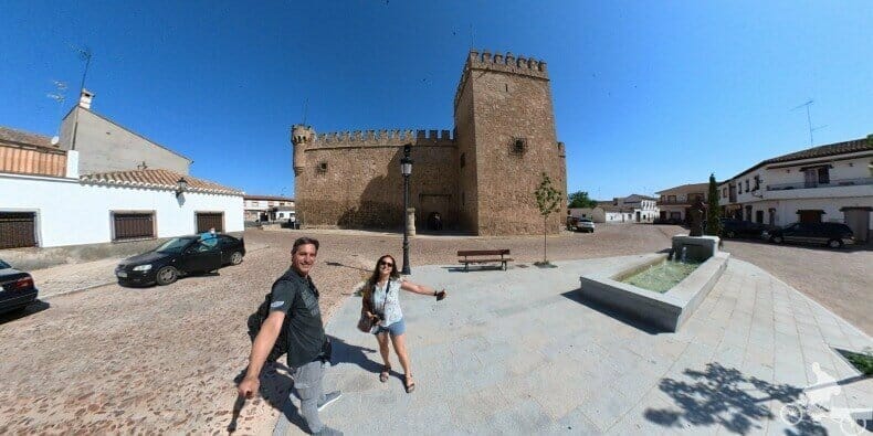 Castillo de Orgaz en Toledo visto desde la plaza de enfrente