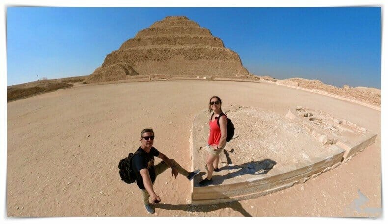 Héctor Navarro de Mi baúl de blogs en la pirámide de sakkara