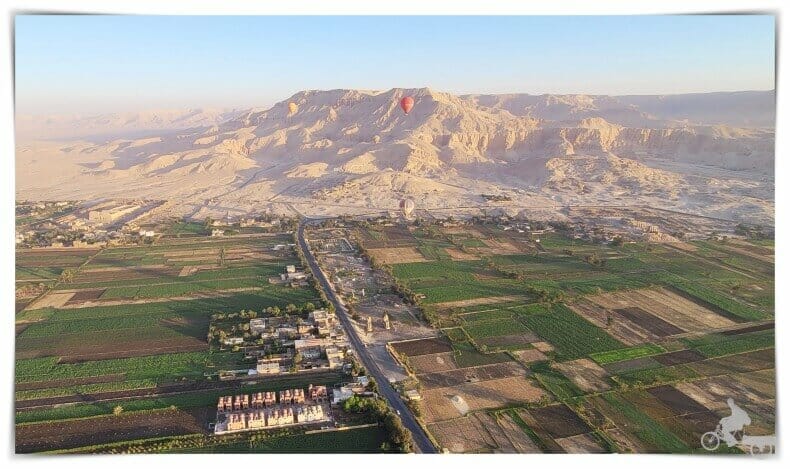 templo de Amenhotep III de los colosos de Memnón desde el globo