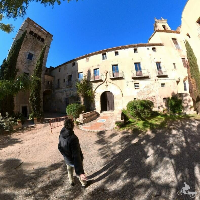 Torre de defensa, fachada y jardín