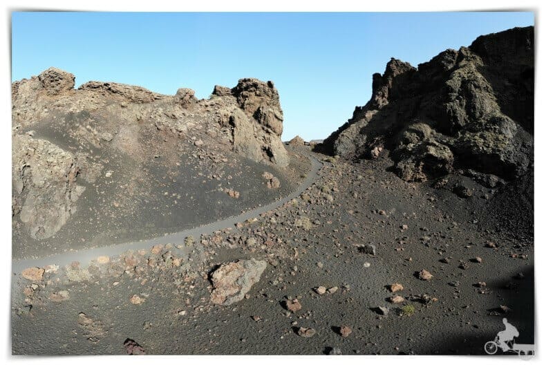 acceso al interior del cráter del volcán de El Cuervo