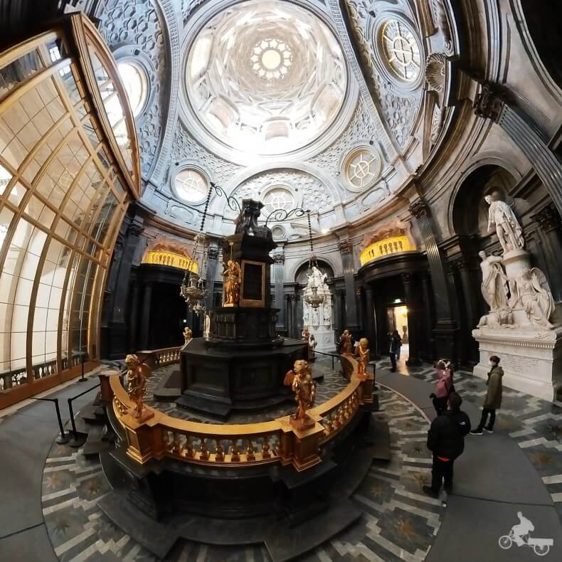 cupula y sala de la sabana santa de los saboya