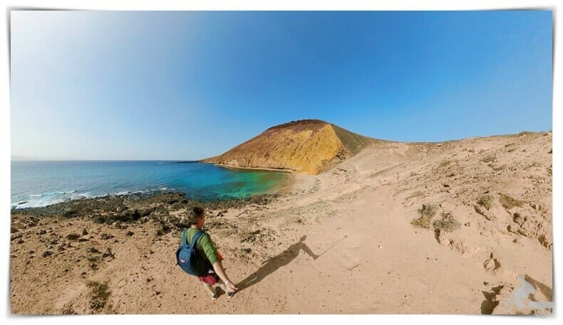 playa de la Cocina junto a la montaña amarilla
