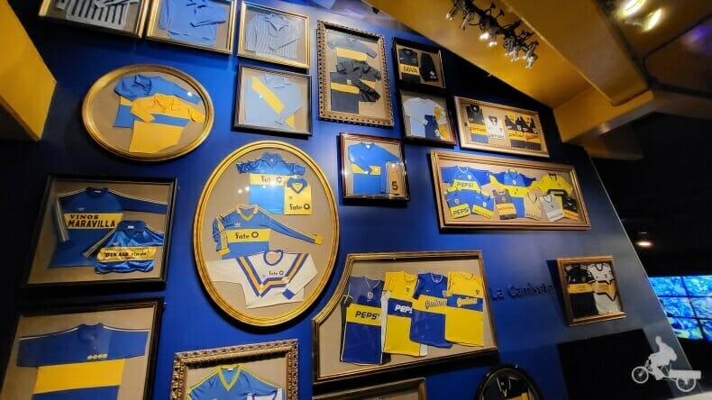 camiseta azul y amarilla de Boca