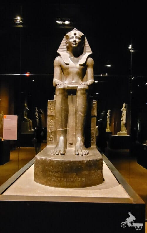 estatua sedente de Tutmosis III en Turín