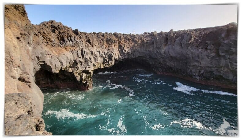 cuevas en el mar