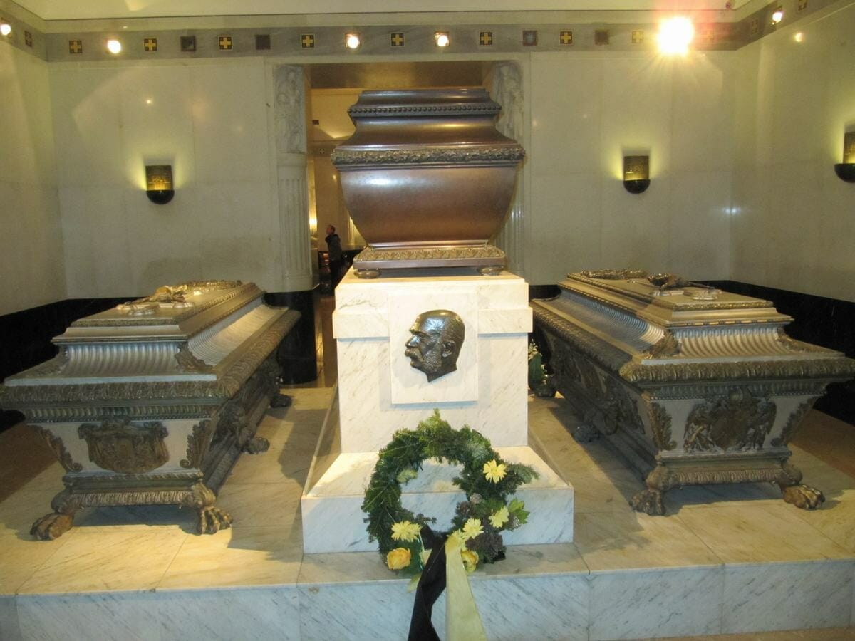 féretro de Francisco José, de Sisi, y del hijo de ambos, Rudolph