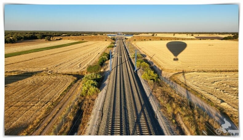 globo sobrevolando linea de tren de AVE