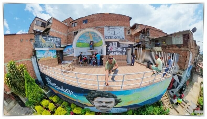 Monumento a Pablo Escobar en barrio de Medellín