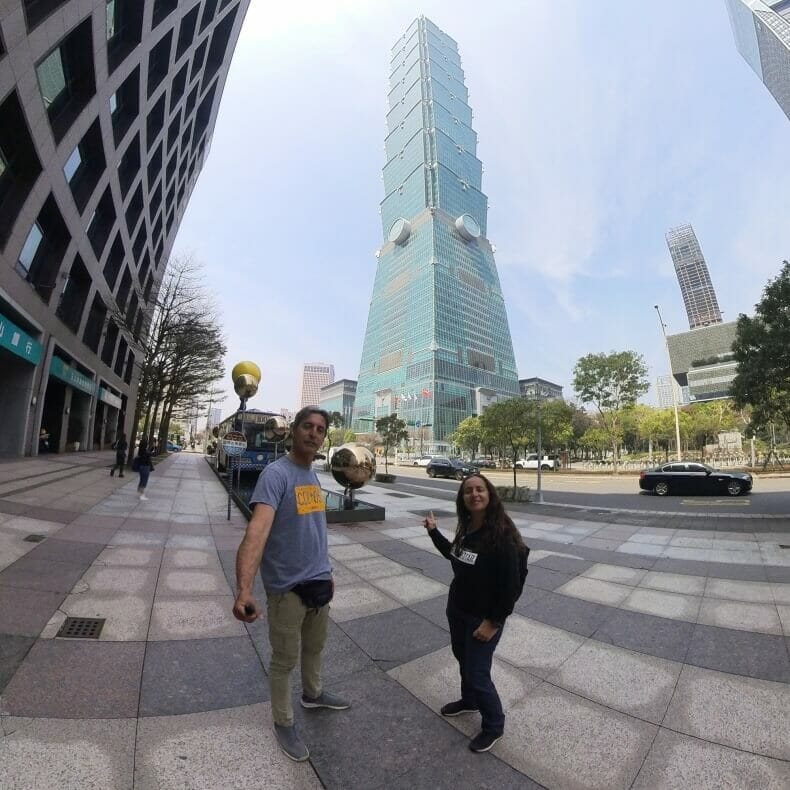 edificio más alto de Taiwán el taipei 101 visto desde la calle