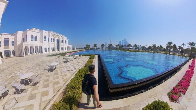 Jardines del palacio presidencial Qasr Al Watan de Emiratos Árabes Unidos en Abu Dhabi