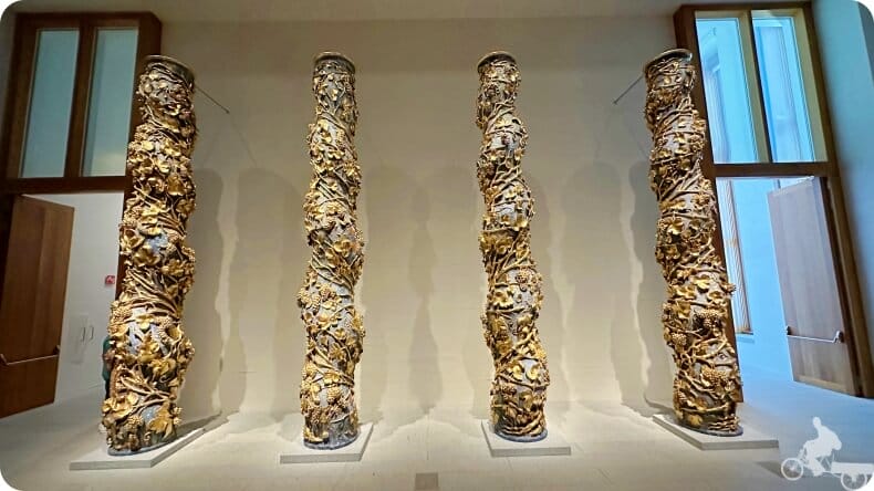 Columnas salomónicas en la entrada a la planta de los Austrias de la galeria colecciones reales