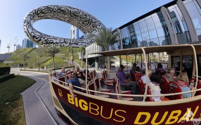 Bus turistico en una escala de crucero