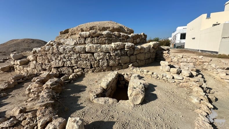 tumbas dilmun junto a edificios