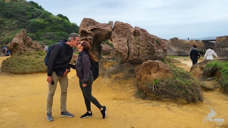 Rocas dandose un beso