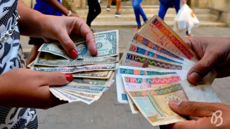 Mercado negro para cambiar moneda en Cuba en la calle