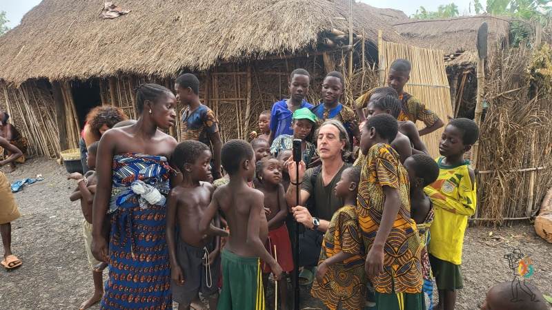 niños africanos mirando camara insta360 x4