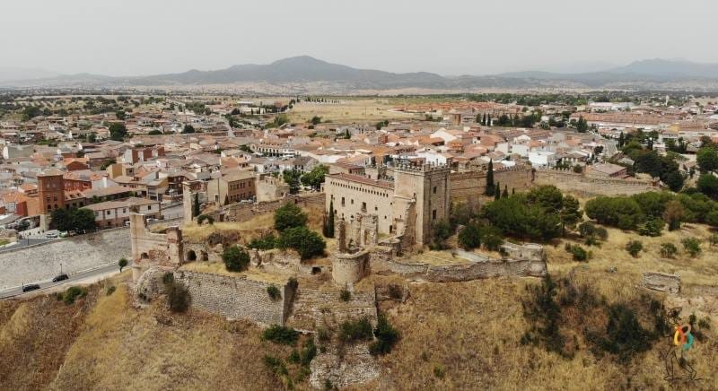 Escalona, desde el aire con un Drone con el castillo en primer plano