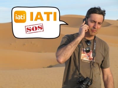 persona llamando a iati seguros en asistencia de viajes