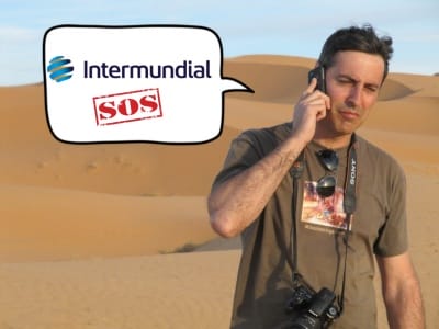 persona llamando a intermundial seguros en asistencia de viajes