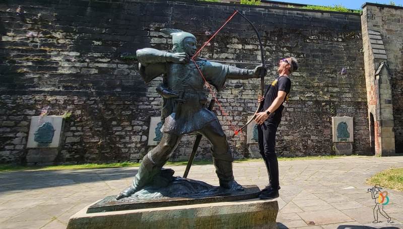 robin hood estatua arco