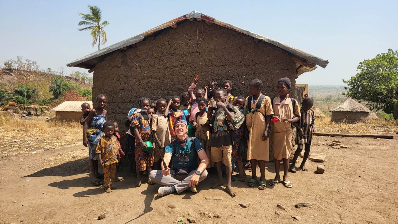 grupo habitantes pueblo taneka delante choza