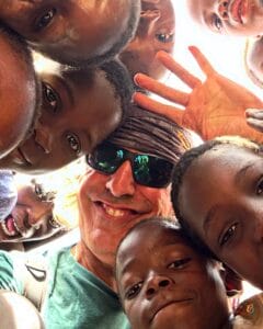 saludando personas africa