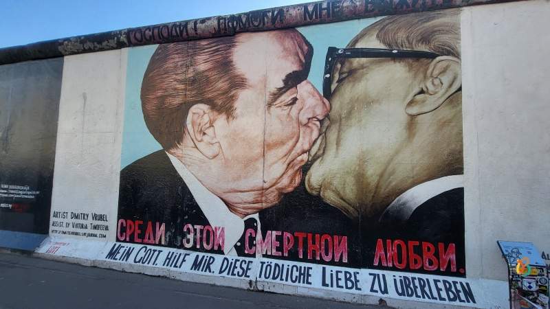 Beso fraternal” en la East Side gallery