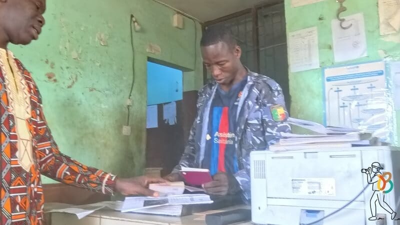 guardia frontera Benín Togo con camiseta del Barça